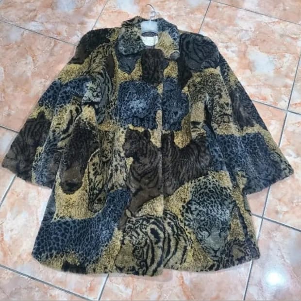 에니멀패턴 페이크퍼 자켓