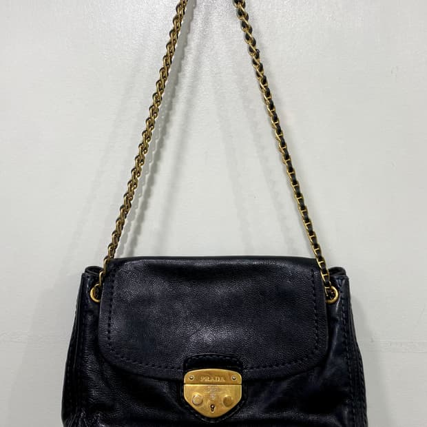 프라다 금장 체인 숄더백