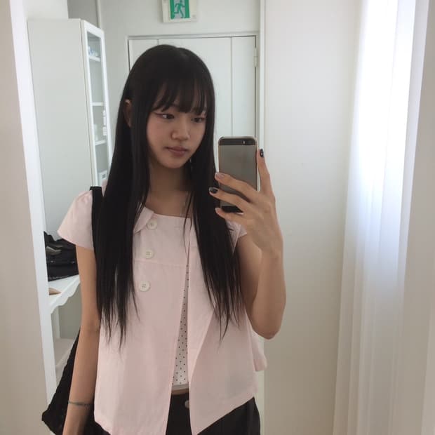 모브앤로지 연핑크 캡 둥근 카라 더블버튼 절개 반팔 셔츠