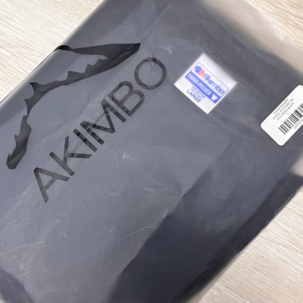 akimbo club 체인피커 싱글스티치 티셔츠 선페이디드 블랙