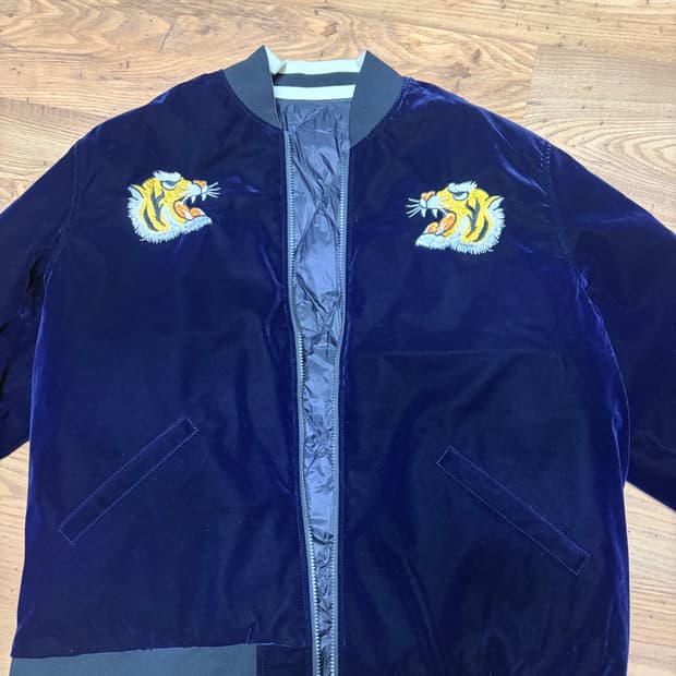 타이온 리버서블 타이거 벨벳 스카쟌 수베니어 자켓