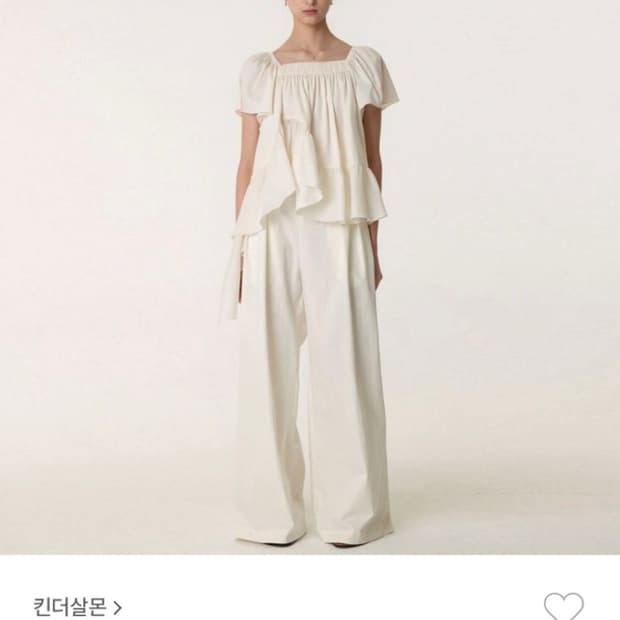 킨더살몬 Square Neck Ruffle Blouse