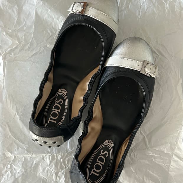 Tod’s 블랙 실버 플랫슈즈