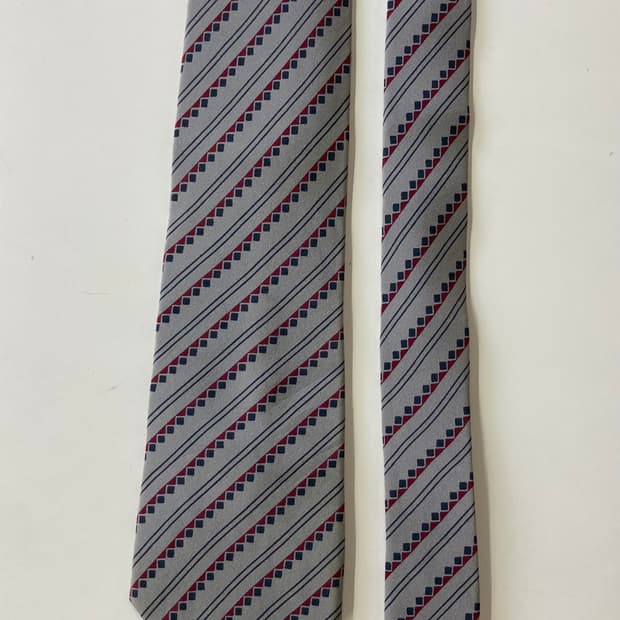 발렌시아가 넥타이