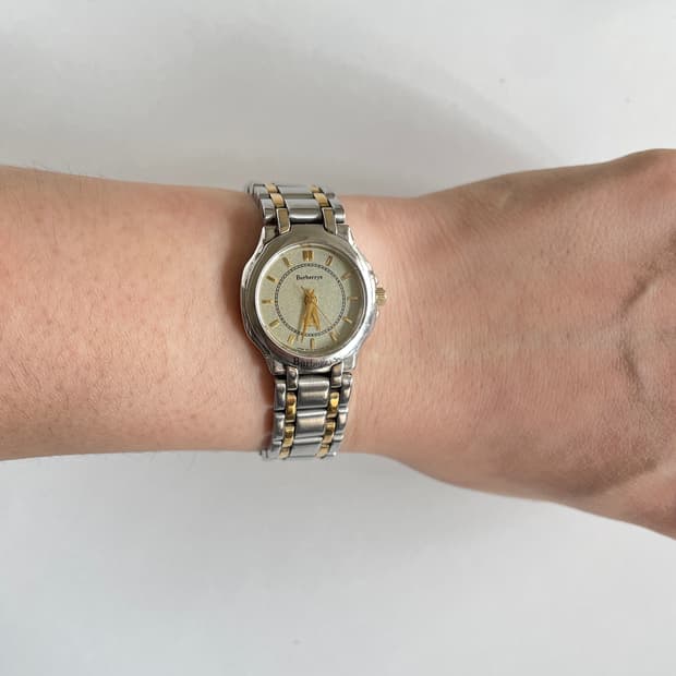  버버리 여성 솔라 시계