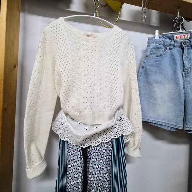 질스튜어트 펀칭자수 니트