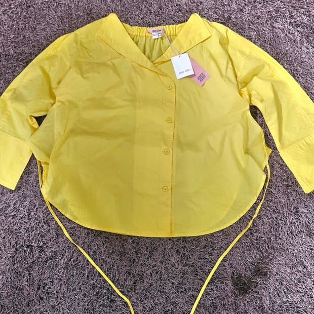 쥬시쥬디 라인 스트렙 블라우스
90 size
