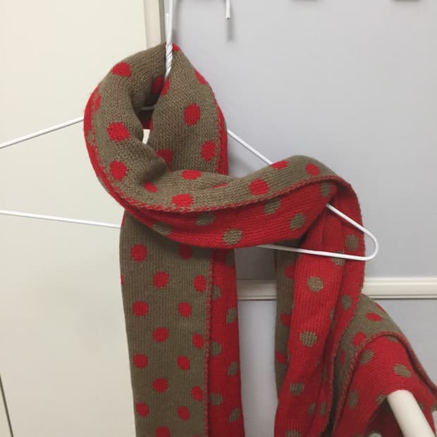 스파오 레드 도트 머플러