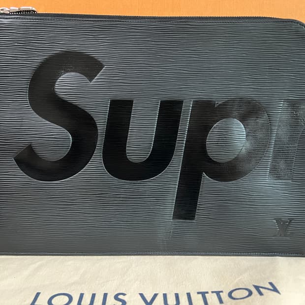 루이비통 슈프림 에피 포쉐트주르GM 클러치 블랙