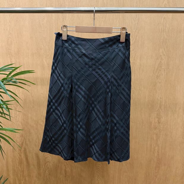 버버리 런던 미디 스커트 노바 체크 패턴 턱 디테일 플레어핏 블랙