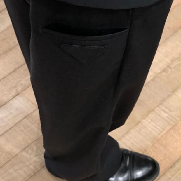 프라다 트라이앵글 패치 울 트라우저