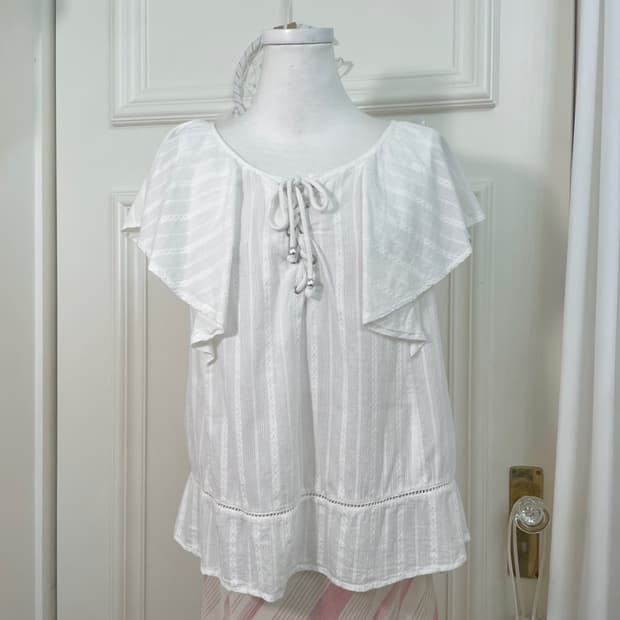 white cotton lace-up point blouse