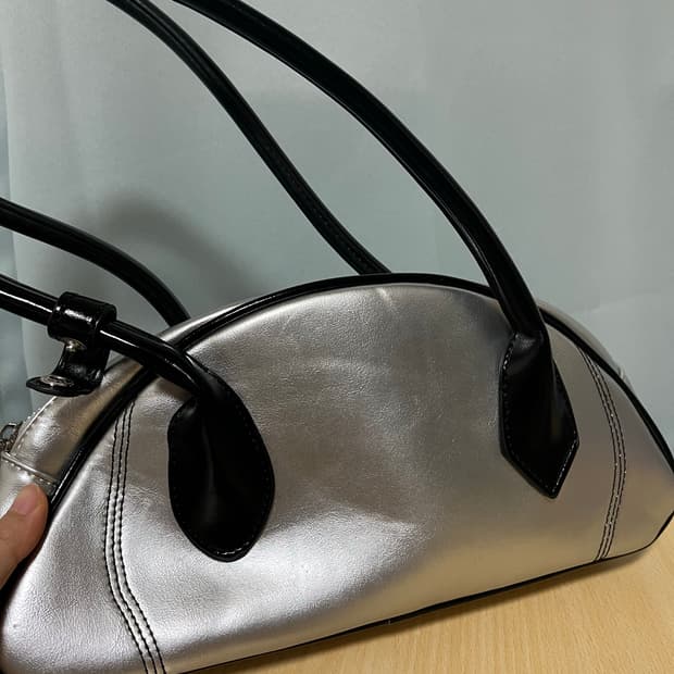 실버색 숄더백