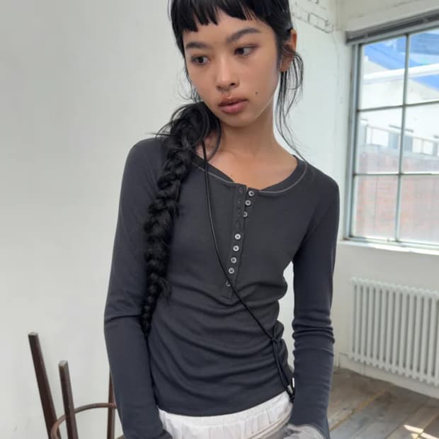 포르테나 롱슬리브 버튼 티셔츠 차콜