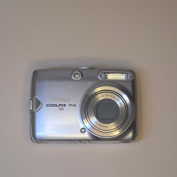 니콘 쿨픽스P4 / Nikon Coolpix P4 / Silver