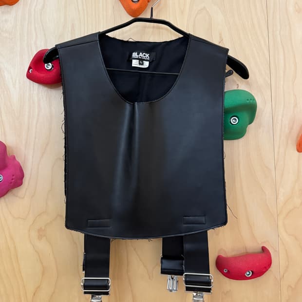 꼼데가르송 가죽 서스펜더 멜빵 조끼 