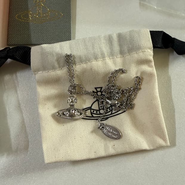 비비안웨스트우드 풀구성 목걸이