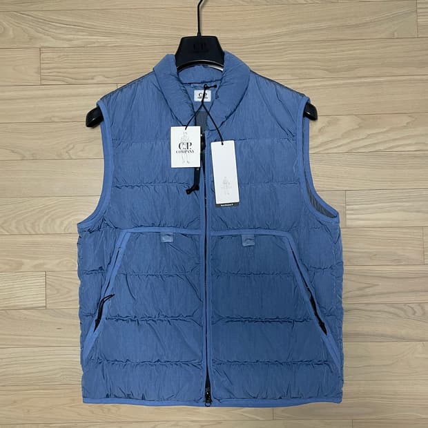 cp company  다운 베스트 새제품 팝니다