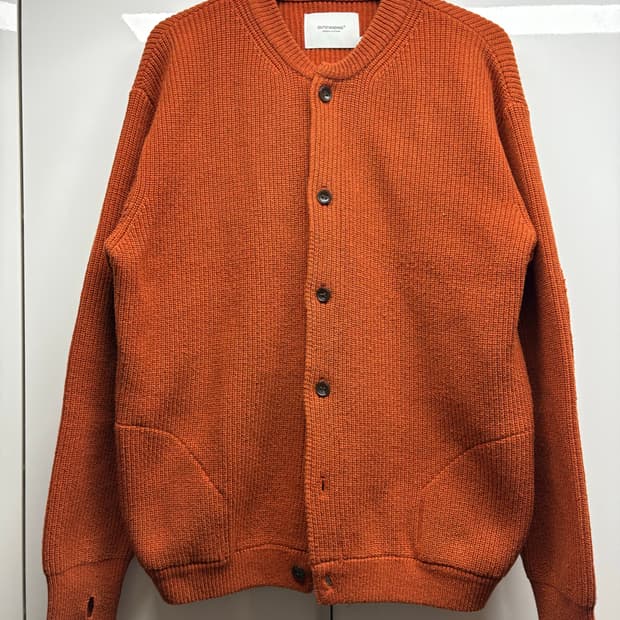 아웃스탠딩 램스울 라운드 넥 가디건