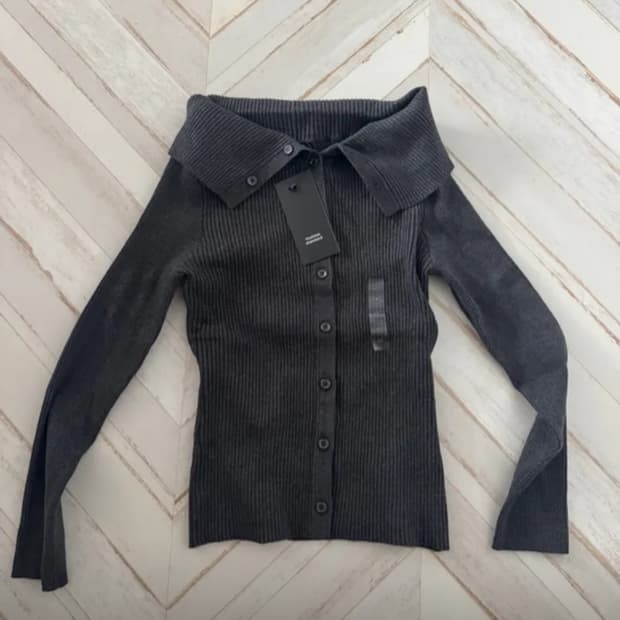 우먼즈 리브드 턴 다운 오프 숄더 가디건 [차콜 그레이] 무신사단독