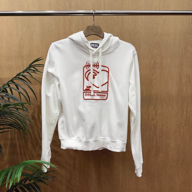 디젤 후드티 전면 레드 컬러 로고 자수 그래픽 디테일 화이트
