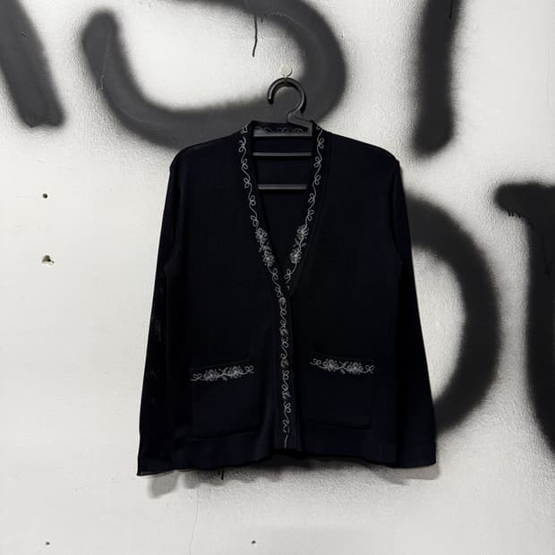 VTG 빈티지 화이트 자수 디테일 논카라 더블 포켓 가디건