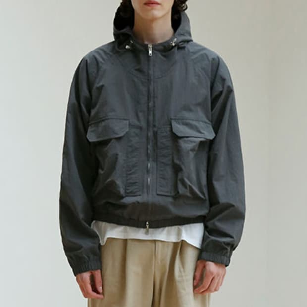 시그니처 나일론 후드 윈드 브레이커[차콜]