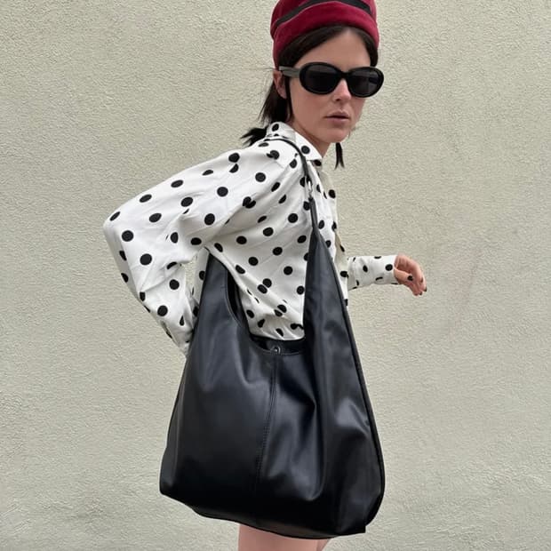 여밈 medium slash hobo bag black