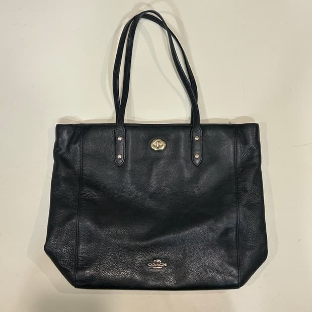 코치 블랙 가죽 숄더백