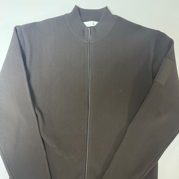 아모멘토 25ss 모크넥 집업 브라운