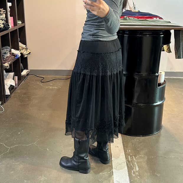 블랙 레이스 플라워 디테일 스커트