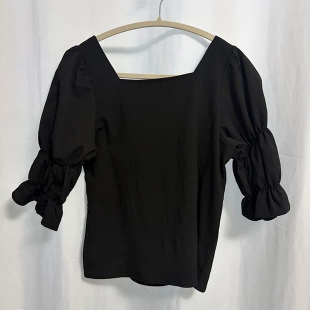 블랙 퍼프 블라우스