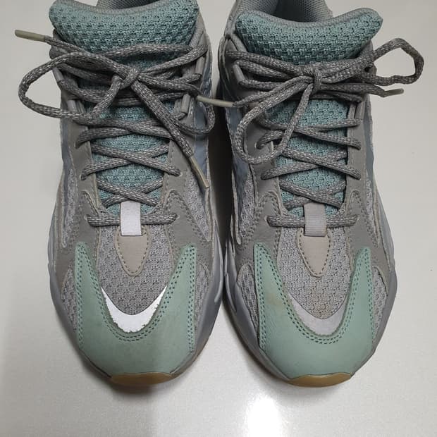 아디다스 이지부스트 이너시아700