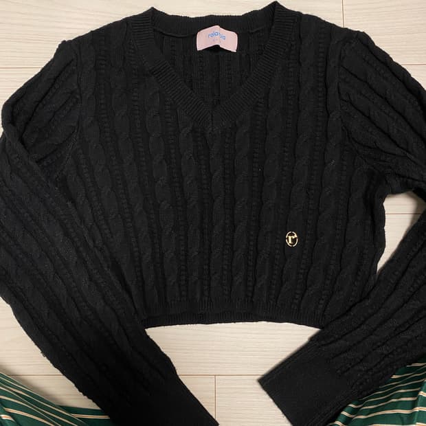 로라로라 크롭 니트 