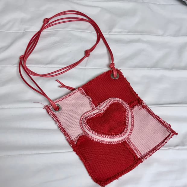 핸드메이드 하트 패치 미니 크로스백