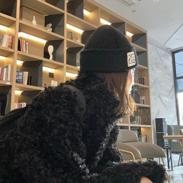 언앤써드미스테리 퍼 자켓 블랙