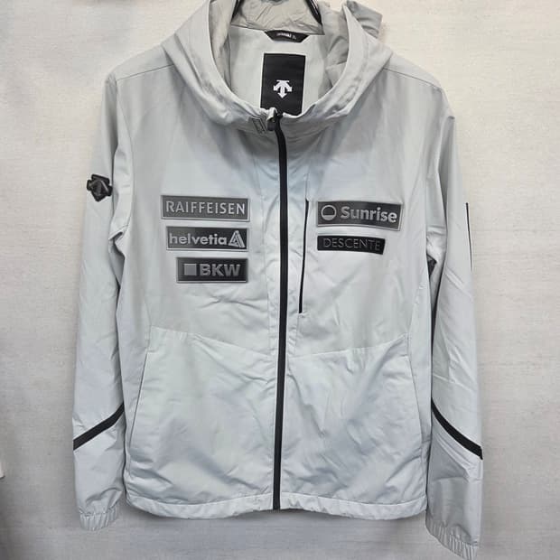 데상트 23년형 은장 레플리카 우븐자켓 s 90