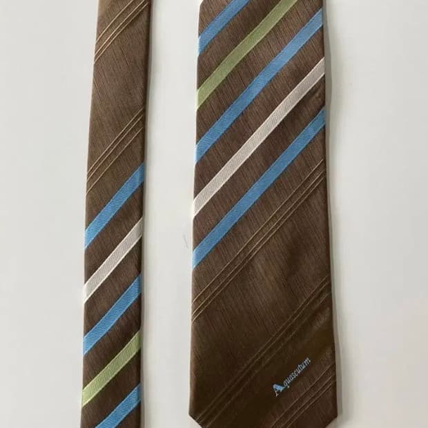 아쿠아스큐텀 넥타이