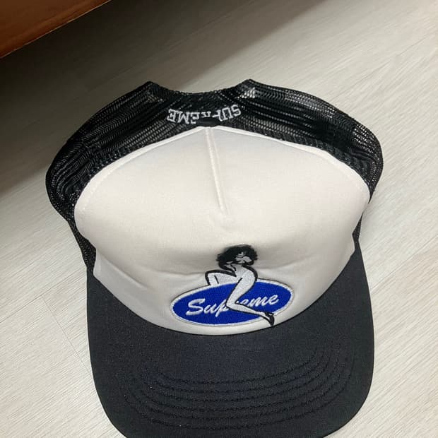 슈프림 핀업걸 트러커