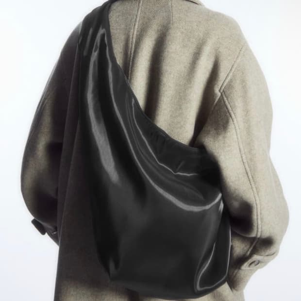 코스 하이 샤인 크로스바디 백 네이비