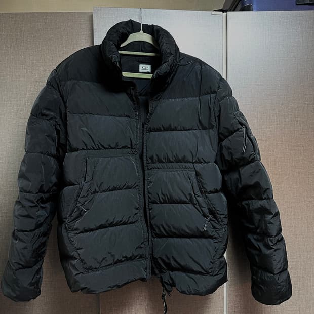 C.P. 컴퍼니 크롬-R 다운 자켓 블랙 M