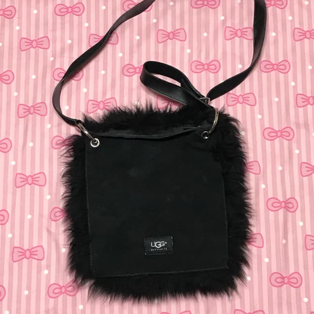 어그 퍼 크로스백