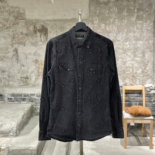 돌체 앤 가바나 흑청 플라워 자수 스냅 버튼 데님 셔츠