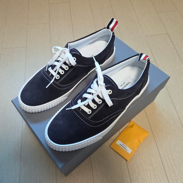 [정품] 톰브라운 25FW 남성 비텔로 카프 헤리티지 스웨이드 스니커즈