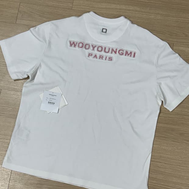 [48] 우영미 26SS 터프트 자수 백로고 티셔츠 화이트