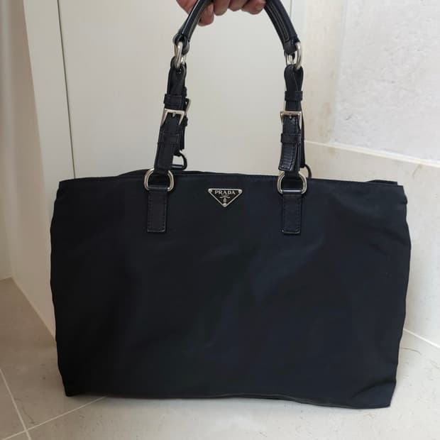 프라다 포코노 숄더백 블랙