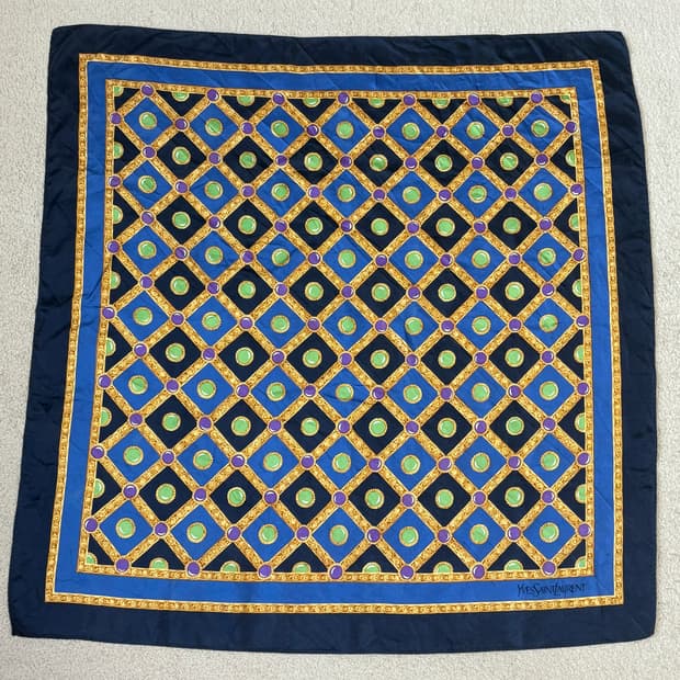 입생로랑 핸드롤링 실크 스카프