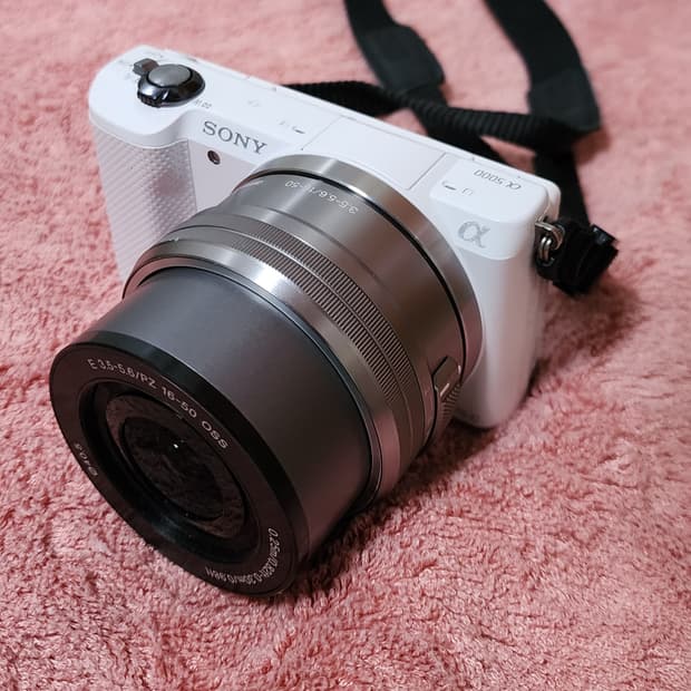 소니 알파 a5000 와 16-50mm 전동줌렌즈팝니다.