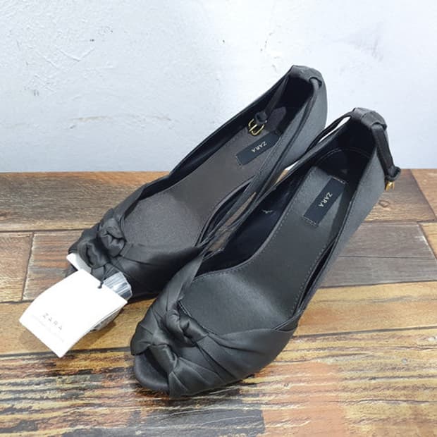ZARA 블랙 새틴 힐 펌프스 새상품 (240MM)