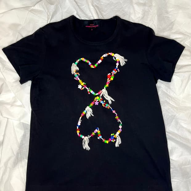 꼼데가르송 트리콧 비즈 하트 블랙 티셔츠